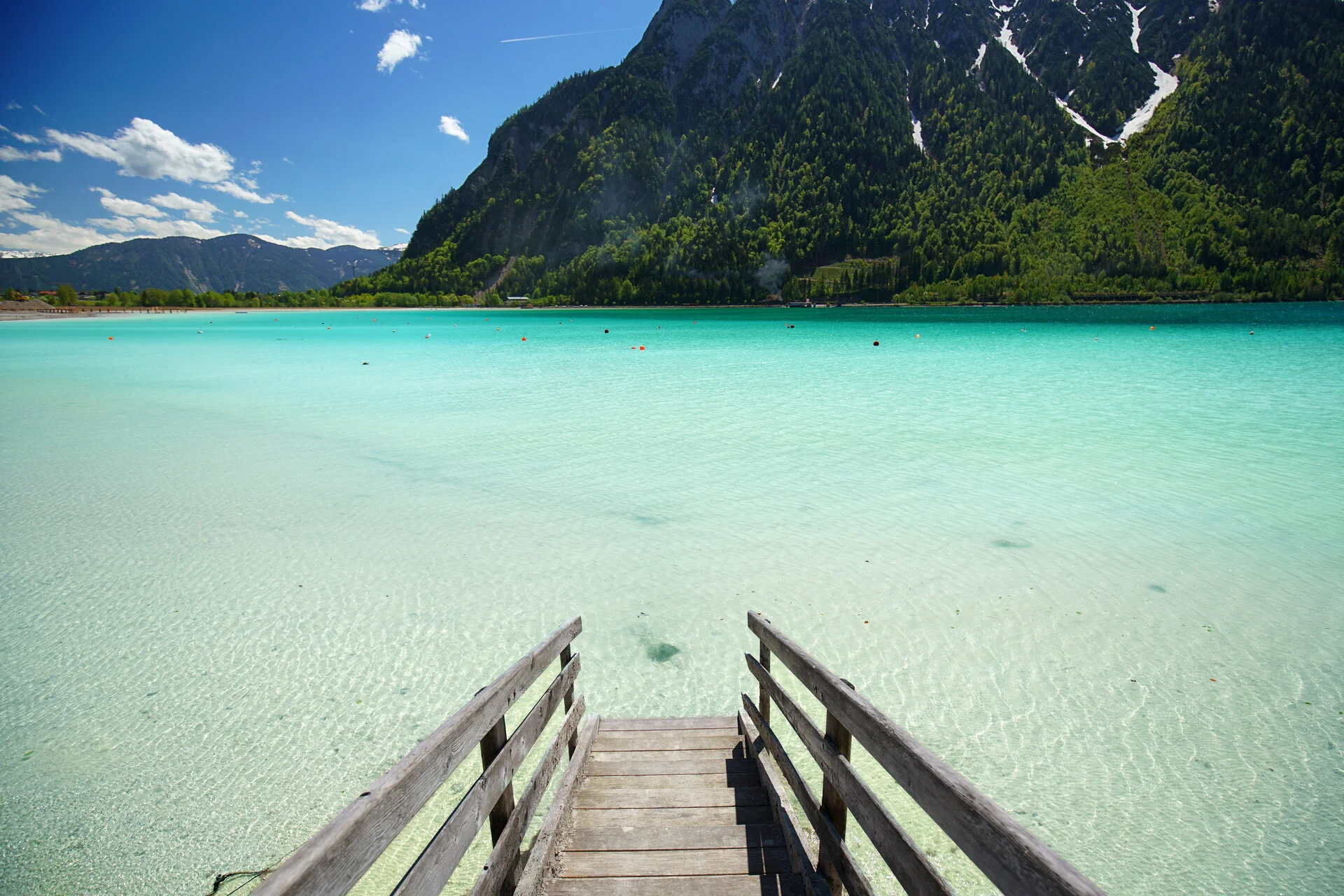 der türkis-blaue Achensee im Sommer